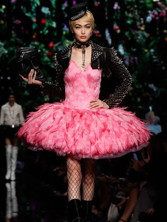 Gigi Hadid mengenakan rancangan rumah mode Moschino saat Milan Fashion Week di Italia, Kamis (21/9). Selain tampil seperti buket bunga, Gigi Hadid juga memperagakan koleksi lain milik rumah mode Moschino. (AP Photo/Luca Bruno)