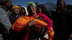 Seorang wanita menggendong jenazah cucunya yang tewas akibat gempa bumi di Distrik Jajarkot, barat laut Nepal, Minggu (5/11/2023). Gempa bumi Jumat malam di distrik tersebut menewaskan lebih dari 100 orang, sementara lebih dari 50 orang tewas di distrik tetangga Rukum, kata para pejabat. (AP Photo/Niranjan Shrestha)