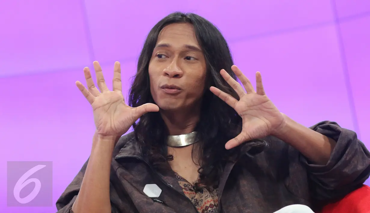 Aming Sugandhi saat menjadi bintang tamu di acara Dear Haters, Jakarta, Kamis (8/9). Aming berbagi banyak kisah hidupnya bersama Dear Haters. (Liputan6.com/Herman Zakharia)