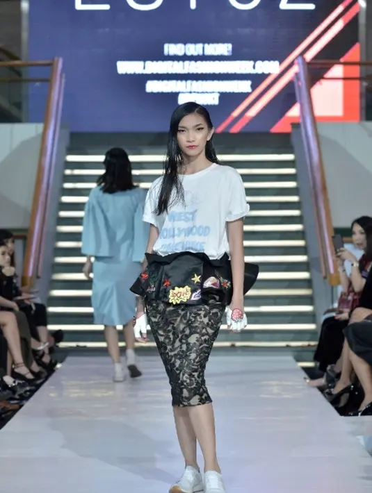 Koleksi busana dari Lotuz mampu merangkum semangat wanita modern, baik kekuatan maupun sisi kewanitaannya. (Liputan6.com/Pool/DFW 2017)