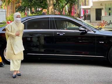 Presiden Joko Widodo dan Ibu Hj. Iriana Joko Widodo tiba menghadiri peringatan HUT ke-76 RI di Istana Merdeka, Selasa (17/8/2021). Presiden Jokowi mengenakan pakaian adat Lampung, sementara Ibu Negara mengenakan busana nasional dengan kain songket. (Foto: Laily Rachev-Biro Pers Sekretariat Presiden)