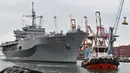 Kapal komando Amerika Serikat USS Blue Ridge (LCC-19) berlabuh di dermaga JICT 2, Pelabuhan Tanjung Priok, Jakarta, Rabu (1/5/2019). Kunjungan kapal komando Armada ke-7 AS itu dalam rangka peringatan ke-70 tahun hubungan diplomatik Indonesia dan Amerika Serikat. (ADEK BERRY / AFP)