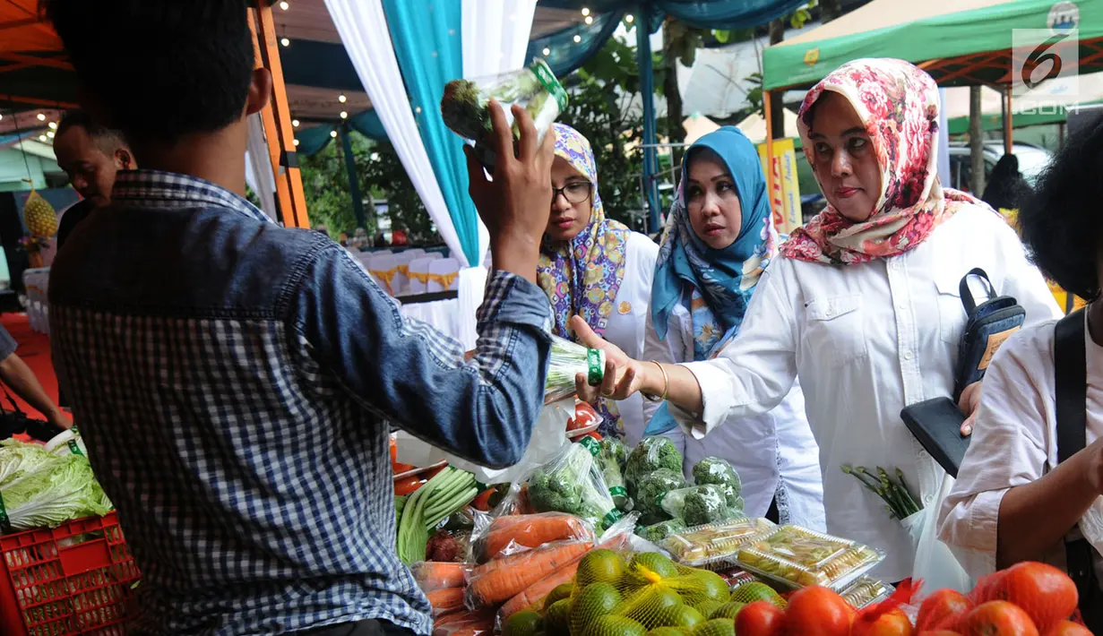 Warga melakukukan aktifitas jual beli saat kegiatan Bazar Ramadan di pelataran kantor DKPPP, BSD, Mekar Jaya, Serpong pada Rabu (15/5/2019). Bazar ini menjual beragam sembako yang dijual lebih murah hingga 50% dari harga pasar. (merdeka.com/Arie Basuki)