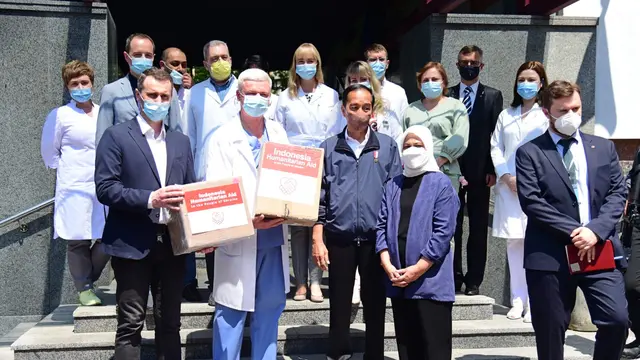 Jokowi dan Ibu Negara Iriana menyerahkan bantuan kemanusiaan berupa obat-obatan kepada Pusat Ilmiah dan Bedah Endokrin, Transplantasi Organ dan Jaringan Endokrin Ukraina di Kota Kyiv.