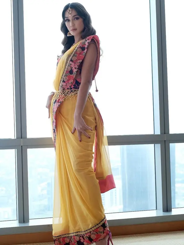 7 Pesona Luna Maya Dalam Busana India Ini Curi Perhatian