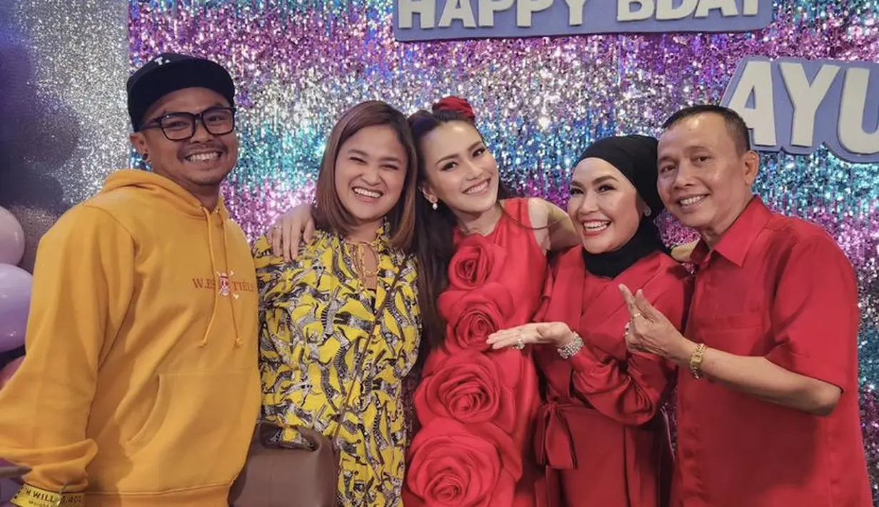 Wendy Cagur hadir mengenakan hoodie warna mustard bersama sang istri yang mengenakan dress kuning. @mom_ayting2_