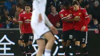Para pemain Manchester United merayakan gol ke gawang Swansea City pada laga putaran keempat Piala Liga Inggris di Stadion Liberty, Swansea, Selasa (24/10/2017). (AFP/Geoff Caddick)