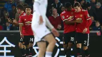 Para pemain Manchester United merayakan gol ke gawang Swansea City pada laga putaran keempat Piala Liga Inggris di Stadion Liberty, Swansea, Selasa (24/10/2017). (AFP/Geoff Caddick)
