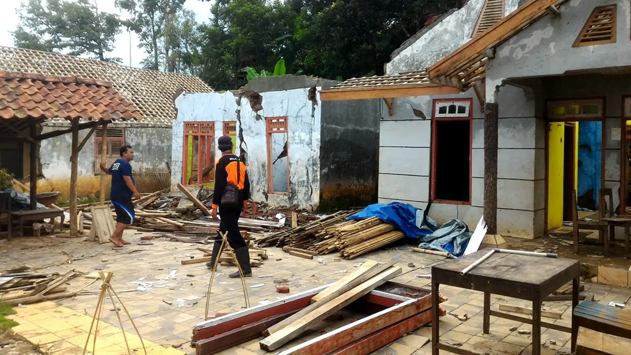 Gerakan tanah menyebabkan sebanyak 24 rumah rusak berat dan tak lagi bisa dihuni di Padangjaya Kecamatan Majenang, Cilacap. (Foto: Liputan6.com / Muhamad Ridlo)