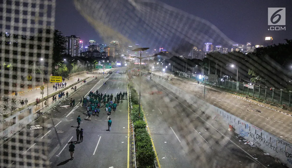 Suasana Jalan Tol Dalam Kota dan Jalan Gatot Soebroto pasca demonstrasi mahasiswa di depan Gedung DPR/MPR, Jakarta, Selasa (24/9/2019). Polda Metro Jaya (PMJ) sudah menyiapkan rekayasa lalu lintas saat demonstrasi saat menolak pengesahan RUU KUHP. (Liputan6.com/Faisal Fanani)