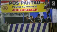 Polisi melakukan olah TKP di lokasi ledakan bom di Pos Polisi Pantau, Bundaran Kartasura, Sukoharjo Selasa (4/6/2019). Bom bunuh diri terjadi pada Senin pukul 22.30 WIB yang mengakibatkan pelaku aksi teror kritis dan tujuh polisi selamat. (Liputan6.com/Fajar Abrori)