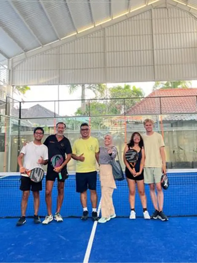 6 Potret Cinta Kuya Ajak Pacar Bule Main Tenis Bareng Keluarga, Olahraga Bareng