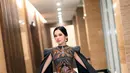 Lyodra pun tampil elegan dengan dress bodycon motif batik coklat ditambah dengan lengan cape hitamnya. [@lyodraofficial]