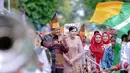 Kahiyang Ayu, anak perempuan Presiden Jokowi bersama sang suami Bobby Nasution, yang merupakan Walikota Medan di acara Pawai Colorful Medan Carnival 2023. Kahiyang dan suami tampil kompak serasi dengan baju adat Simalungun. Kahiyang Ayu tampil cantik dengan kebaya merah muda dipadu kain wastra, dan headpiece yang serasi. Penampilan Bobby juga tampil dengan atasa kemeja bermotif khas dan kain tradisional, serta headpiece yang serasi. [Foto: Instagram/bobbynst]