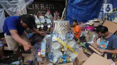 Pedagang parsel melayani pembeli di Jakarta, Jumat (14/4/2023). (Liputan6.com/Angga Yuniar)