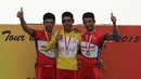 Tiga pebalap teratas klasifikasi umum (kiri ke kanan), peringkat 2 Amir Zargari, pemegang kaus kuning Arvin Moazemi Goudarzi, dan peringkat 3 Hossein Askari di podium Tour de Singkarak 2015 di Pantai Padang, Minggu (11/10/2015). (Bola.com/Arief Bagus)