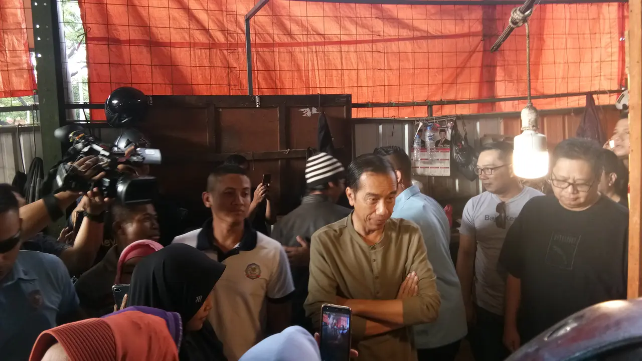 Calon presiden petahan Jokowi blusukan ke Pasar Suci Cihaurgeulis, Kota Bandung. (Liputan6.com/Titin Supriatin)