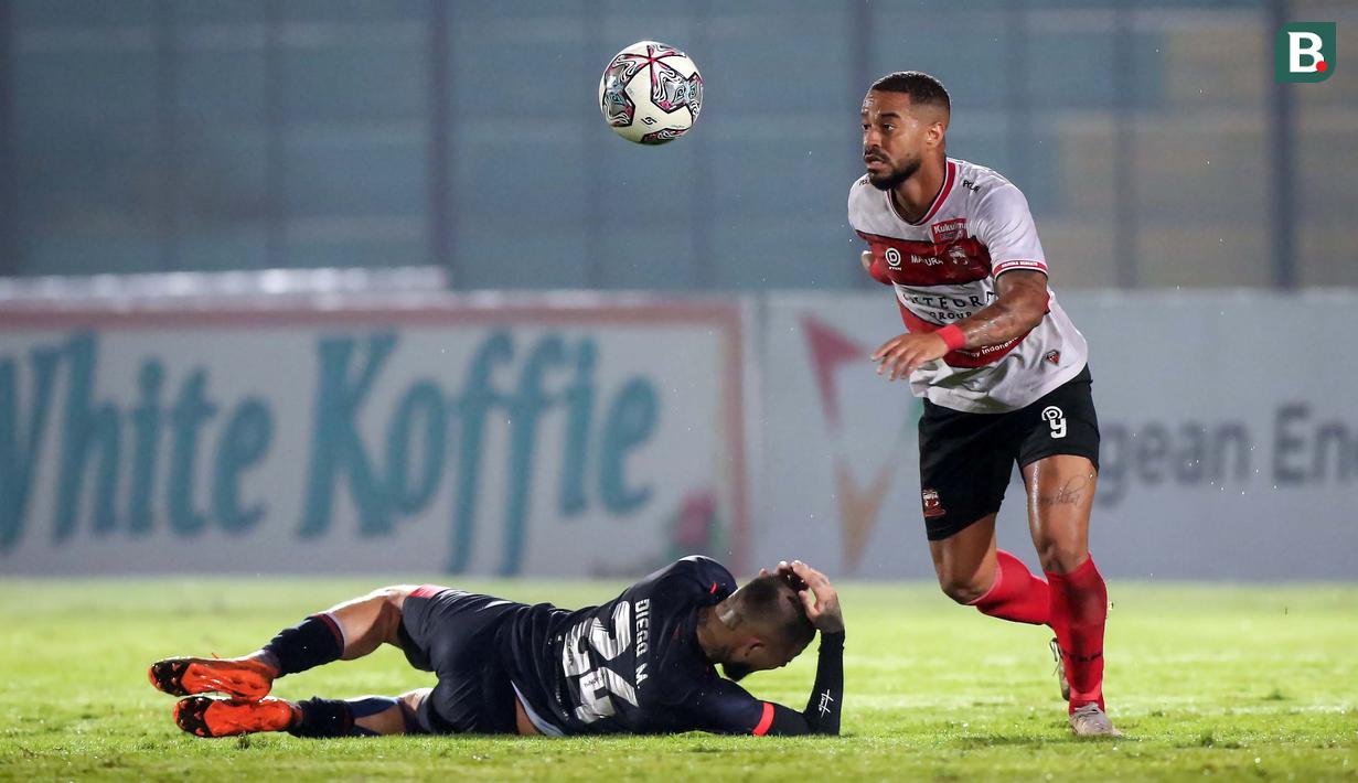 Madura United memberikan respons cepat. Satu menit beselang, Rafael Silva menyamakan kedudukan. Striker asal Brasil ini mendapatkan crossing yang memanjakan dari David Laly.(Bola.com/Bagaskara Lazuardi)