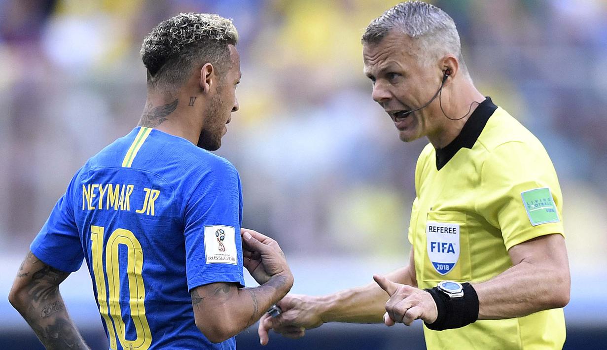 Selain memimpin di dua Piala Dunia terakhir, Kuipers adalah anggota tim wasit di dua Euro sebelumnya dan telah memimpin tujuh final UEFA.  (Foto: AFP/Gabriel Bouys)