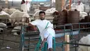 Pedagang menunggu pembeli hewan kurban menjelang Idul Adha di sebuah pasar ternak di Kuwait pada 5 Agustus 2019. Umat Islam di seluruh dunia akan merayakan Idul Adha yang identik dengan tradisi berkurban dengan hewan seperti kambing, domba, unta, sapi dan kerbau. (Yasser Al-Zayyat/AFP)