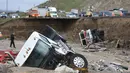 Sejumlah traktor terguling akibat longsor di Cajon Pass, California, (18/2). Badai terbesar yang melanda California menimbulkan kerusakan yang parah. (David Pardo/The Daily Press via AP)