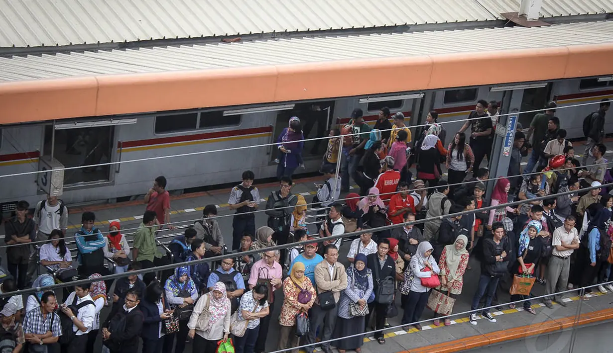 Hiruk pikuk penumpang kereta commuter line di Stasiun Tanah Abang, Jakarta, Selasa (7/10/14). (Liputan6.com/Faizal Fanani) 