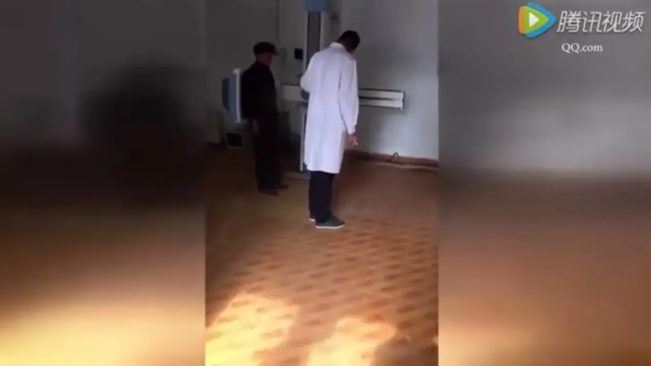 Waduh, Ada Dokter Periksa Pasien Sambil Merokok!