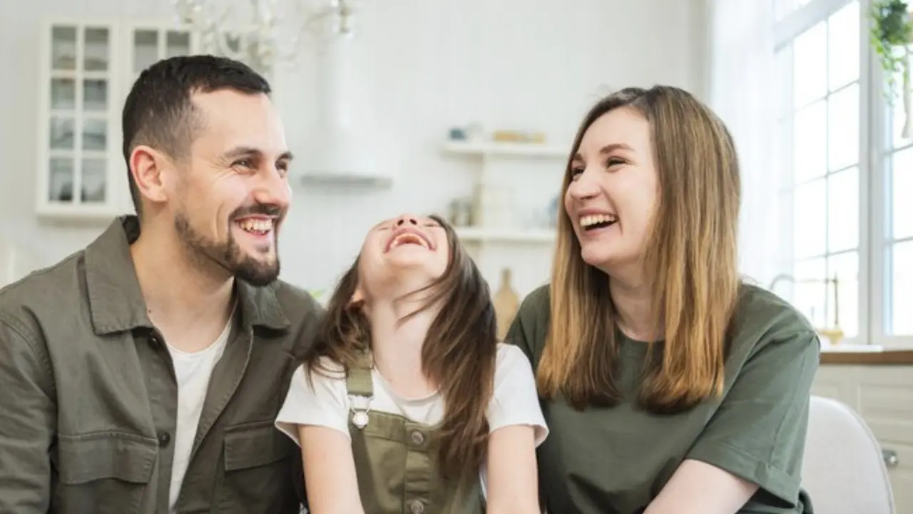 6 Manfaat Menyisipkan Humor Saat Mengasuh Anak (photo by freepik.com)