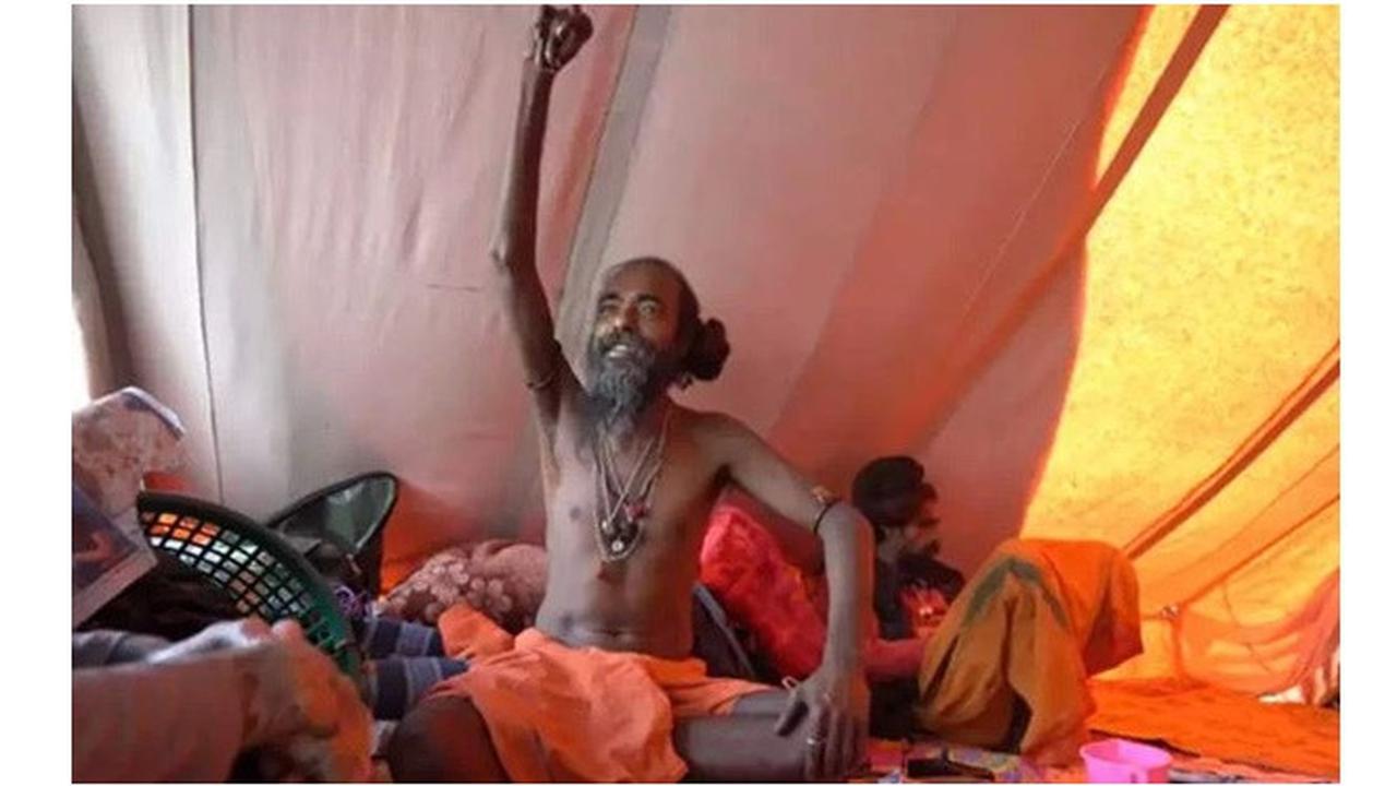 Pria Ini Selalu Mengangkat Tangan Selama 10 Tahun, Alasannya Tak Terduga