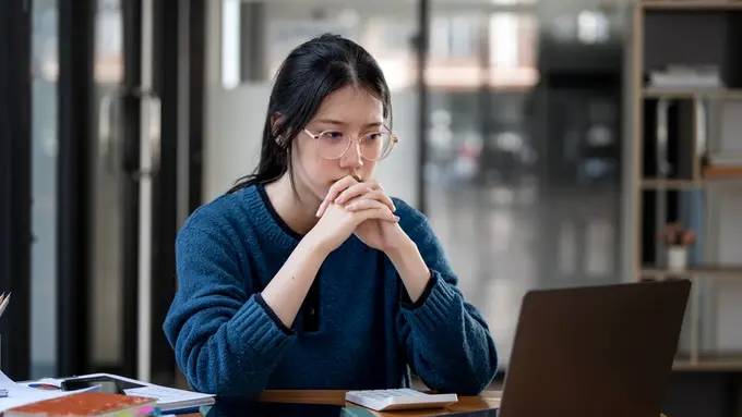 bingung berpikir khawatir sedih bekerja karir