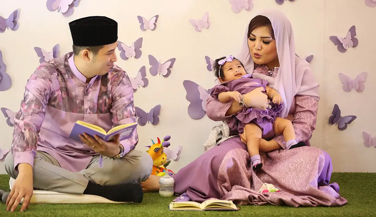 Saat ini anak perempuan Nindy itu berusia tiga bulan, dan ternyata Nindy punya alasan sendiri memilih konsep kupu-kupu di acara aqiqah anaknya kali ini. Nindy berharap anaknya bisa pintar memilih tempat dalam hidupnya. (Bambang E. Ros/Bintang.com)