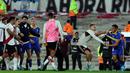 Pemain River Plate berusaha menenangkan pemain Boca Junior, Miguel Merentiel (kanan) setelah insiden keributan yang terjadi dalam pertandingan Argentine Professional Football League Tournament 2023 yang berlangsung di El Monumental stadium, Senin (8/5/2023) pagi WIB. (AFP/Alejandro Pagni)