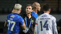 Pelatih kepala Persib Bandung, Luis Milla (tengah) bercengkrama dengan pemainnya, Ciro Alves (kiri) pada laga pekan ketiga BRI Liga 1 2023/2024 antara Persib Bandung melawan Dewa United di Stadion GBLA, Bandung, Jumat (14/07/2023). (Bola.com/Bagaskara Lazuardi)