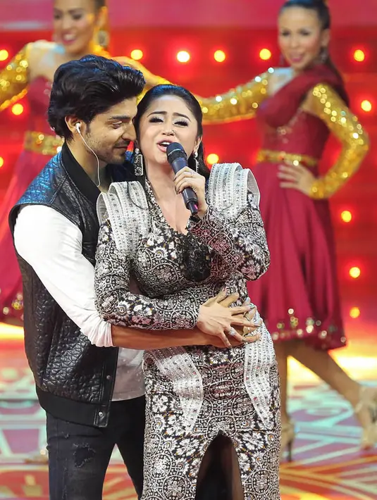 Kemistri Dewi dan Gurmeet sangat tampak ketika tampil di atas panggung itu. Sangat mesra, Gurmeet memeluk erat Dewi dari belakang ketika penyanyi dangdut itu seddang membawakan sebuah lagu. (Bambang E.Ros/Bintang.com)