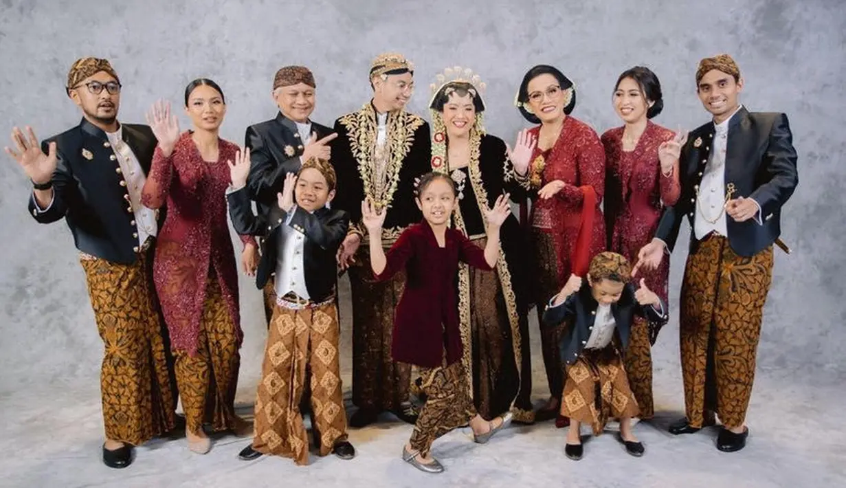 Menteri Keuangan Sri Mulyani menikahkan putra bungsunya, Luqman Indra Pambudi Sumartono 2022 lalu. Kedua mempelai tampil mengenakan baju adat Jawa warna hitam. [@smindrawati]