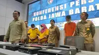 Penyidik Direktorat Reserse Kriminal Khusus (Ditreskrimsus) Polda Jawa Barat menangkap tiga orang tersangka terkait kasus dugaan distribusi illegal tayangan siaran televisi satelit milik Nex Parabola (PT. Mediatama Televisi). (Foto: Istimewa).