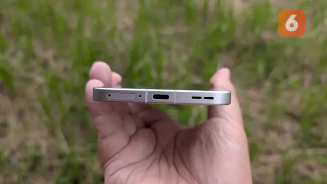 <p>Port USB-C, speaker, dan kartu SIM di bagian bawah HP Oppo Reno13 5G. (Liputan6.com/ Yuslianson)</p>
