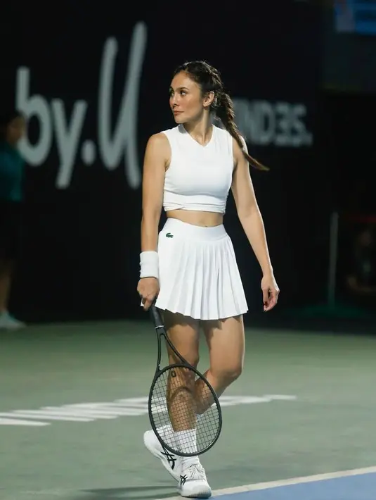 Sementara Wulan Guritno memilih dua potong outfit tenis yang ikonis dengan atasan cropped tank top dan mini skirt warna putih.  @wulanguritno.