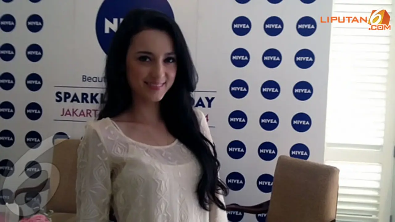 julie-estelle-3-140221b.jpg