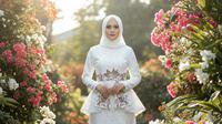 Model Gamis Putih Brokat dengan Aksen Batik Coklat Earthy Tone (Image by Gemini Ai)