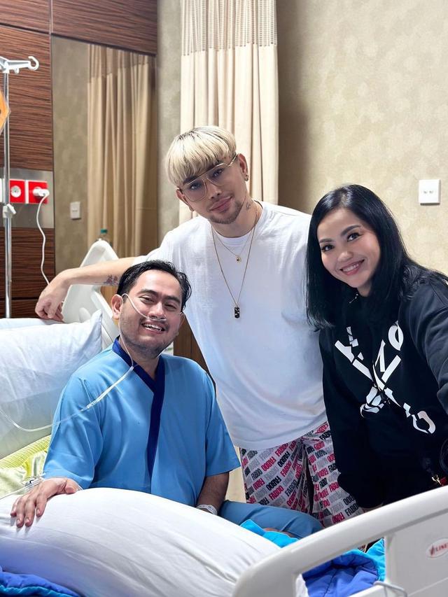 7 Potret Artis saat Jenguk King Nassar di Rumah Sakit, Beri Dukungan