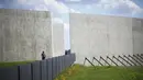 Petugas berjaga di Flight 93 National Memorial lokasi kecelakaan pesawat United Airlines 93 yang dibajak pada serangan 11 September, Shanksville, Pennsylvania, AS (9/9/2015). Monumen ini menghabiskan biaya US$ 50 juta. (REUTERS/Mark Makela)