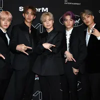 Grup idola K-Pop, SuperM berpose saat konferensi pers di Capitol Records Tower, Hollywood pada Kamis (3/10/2019). Boyband beranggotakan Taemin SHINee, Baekhyun dan Kai EXO, Mark dan Taeyong NCT, serta Lucas dan Ten WayV itu akan membuat debut Hollywood mereka pada minggu ini. (VALERIE MACON/AFP)