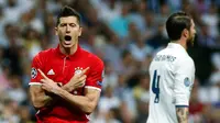 Striker Bayern Munchen, Roberto Lewandowski, merayakan gol yang dicetaknya ke gawang Real Madrid pada laga Liga Champions di Stadion Santiago Bernabeu, Madrid, Selasa (18/4/2017). (AFP/Oscar Del Pozo)