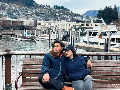 Dalam berbagai foto, mereka tampak mesra, saling tersenyum, dan menikmati waktu berdua. Felicya terlihat menawan dengan gaya kasual dan winter fashion, sementara Hito tampil gagah dalam balutan jaket tebal. Queenstown, yang dikenal sebagai destinasi impian bagi para pelancong, memberikan latar belakang sempurna untuk foto-foto penuh cinta mereka. (Liputan6.com/IG/@felicyangelista_)