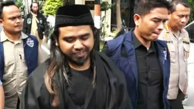 Samsudin saat dijemput paksa oleh Polda Jatim. (Dian Kurniawan/Lipiutan6.com)