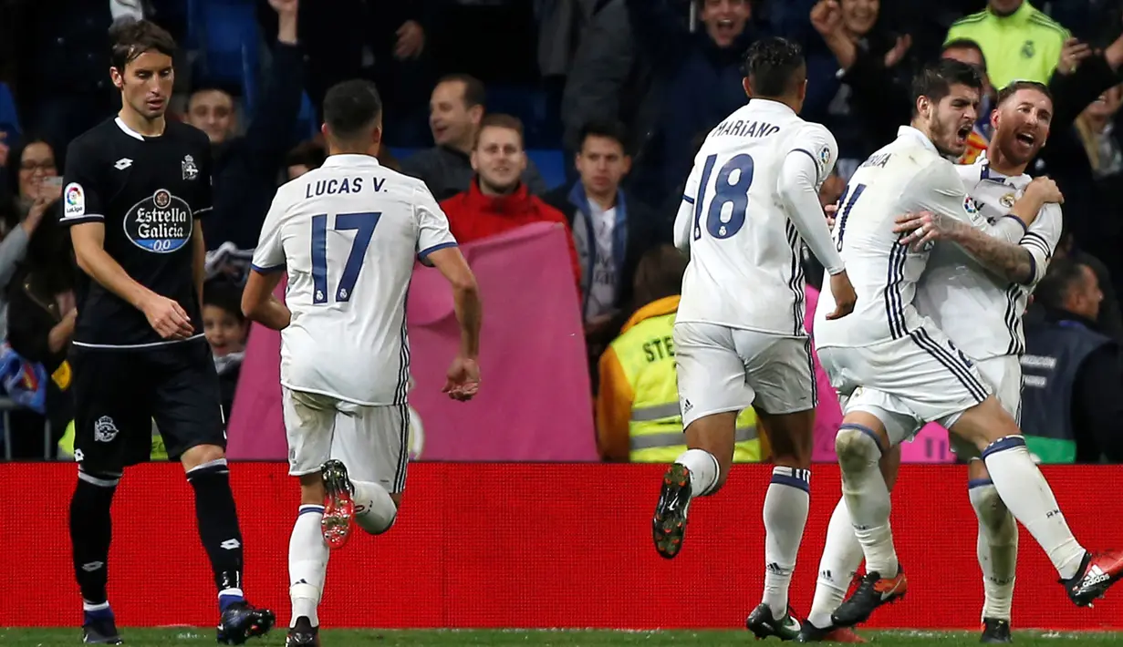 Sergio Ramos merayakan gol bersama rekannya saat melawan Deportivo La Coruna di Santiago Bernabeu, Minggu (11/12). Gol Ramos menjadi penentu kemenangan Real Madrid dengan skor akhir 3-2. (REUTERS / Javier Barbancho)