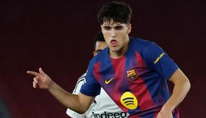 Pemain Barcelona, Pau Cubarsi, mengontrol bola pada laga Liga Champions antara Barcelona vs Eintracht Frankfurt di Barcelona, Spanyol, Selasa, 9 Desember 2025. (AP Photo/Joan Monfort)