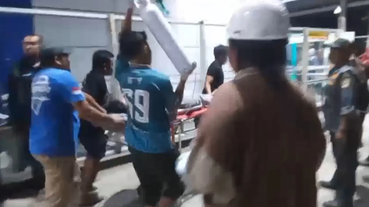 Evakuasi korban tabrakan kereta di Bekasi