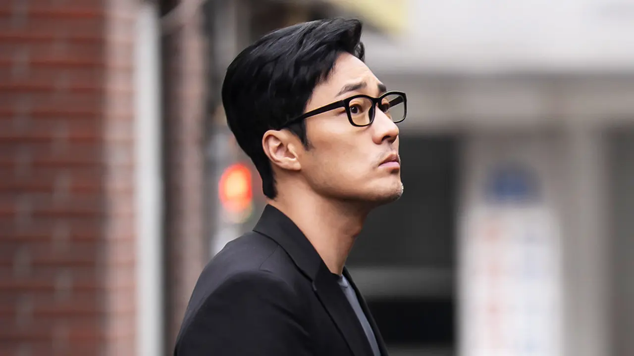 So Ji Sub di drakor Agent Kim Reactivated. (SBS via Soompi)